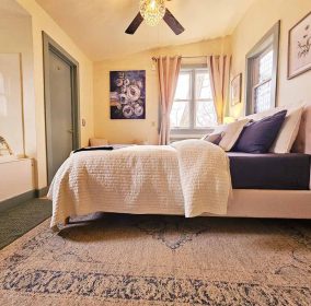 Blue Rose Suite Queen Bed & Jacuzzi Tub